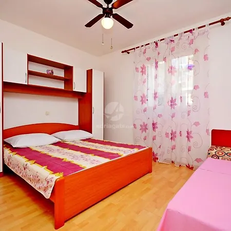 Mario With Private Parking Apartment Makarska