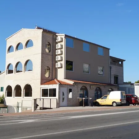 Mario With Private Parking Makarska